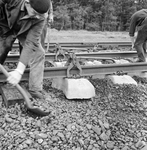 859267 Afbeelding van wegwerkers van de N.S. tijdens het leggen van spoor met zig-zag dwarsliggers.